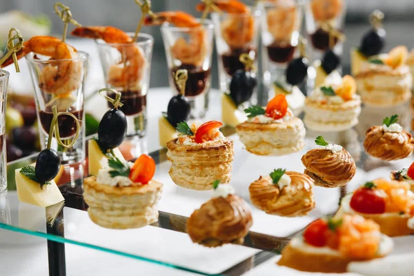 Deliciosos canapés como plato de eventos —  Fotos de Stock