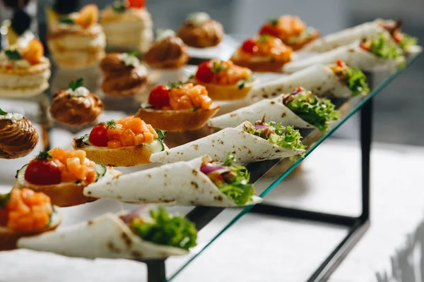 Deliciosos canapés como plato de eventos —  Fotos de Stock