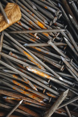 Birçok tırnak, Grup demir pas paslı, Metal yüzey bozulma kahverengi olur