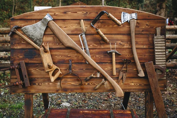 Viele Werkzeuge Der Vergangenheit Für Die Holzbearbeitung Auf Einem Holzständer — Stockfoto