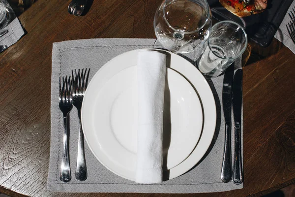 Arrangement Empty Elegant Tableware Silverware Wine Glasses Gray Tablecloth — Stock Photo, Image