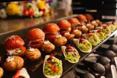 Olay çanak standart restoran olarak leziz kanepeler.