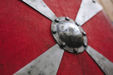 Desen ile koruma için demir metal gümüş güçlü eski ortaçağ güzel kırmızı yuvarlak savaş kalkanı zırh doku. Arka plan