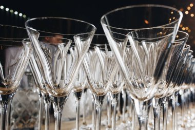 restoranda barda boş Martini kokteyl bardakları çok.