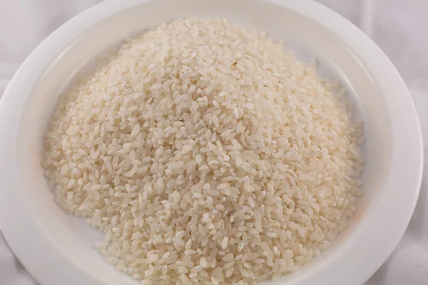 Nevařenou Rýži Misce Bílém Pozadí — Stock fotografie