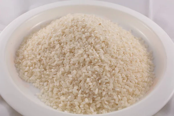Nevařenou Rýži Misce Bílém Pozadí — Stock fotografie