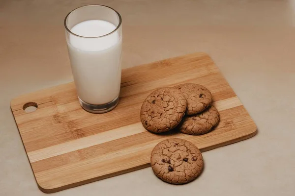 Plätzchen Mit Milch Auf Dem Tisch Für Den Weihnachtsmann — Stockfoto