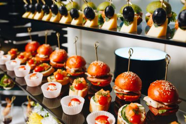 Olay çanak standart restoran olarak leziz kanepeler.