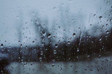 küçük araba penceresinde öğleden sonra yağmur damlaları