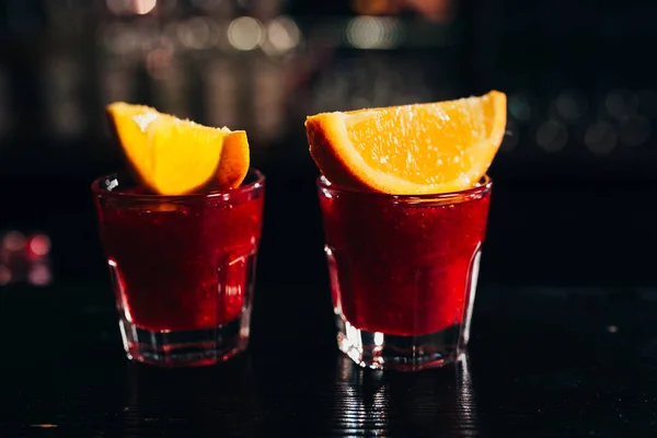 Dos tiros rojos con naranja sobre un fondo oscuro — Foto de Stock