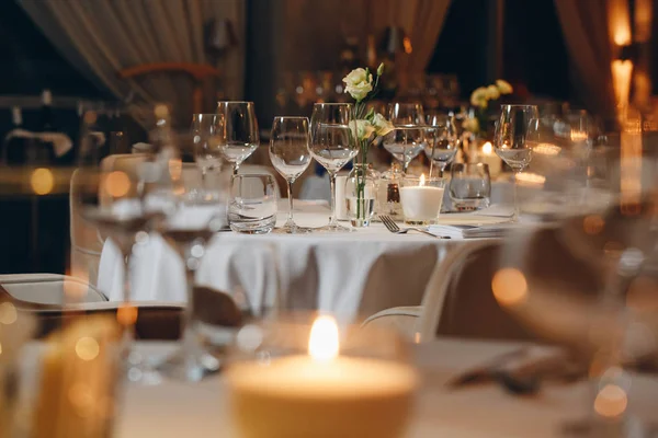 Роскошный элегантный ужин в столовой посуде ресторана — стоковое фото