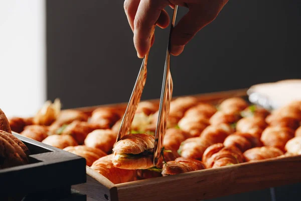 Close Up Fresh Croissants With Salad, Ham And Cheese On Table — Stock Photo, Image