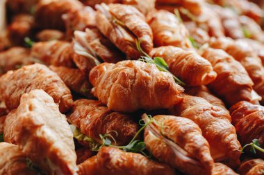 Salata, jambon ve peynir tablo ile taze kruvasanlar kapatın