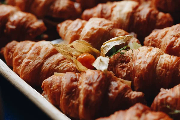 Close-up van verse croissants met sla, ham en kaas op tafel — Stockfoto