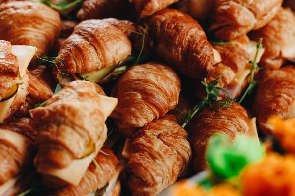 Hautnah frische Croissants mit Salat, Schinken und Käse auf dem Tisch — Stockfoto