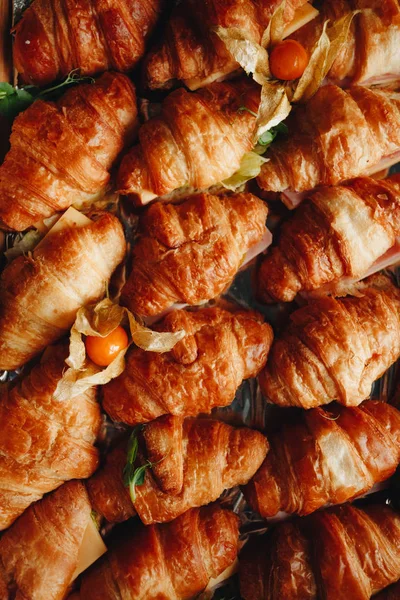 Close-up van verse croissants met sla, ham en kaas op tafel — Stockfoto