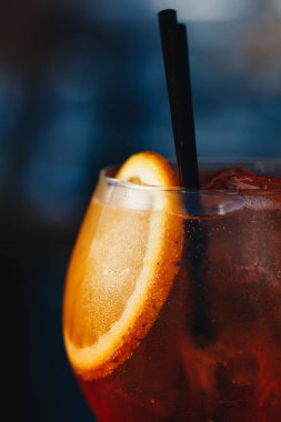 Aperol Spritz cam, koyu arka plan üzerinde Kapat. 