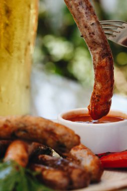 Iştah açıcı bira atıştırmalıkları yakın ayarlayın. Çeşitli sosis, Fransız f. Ries gemide baharatlı domates sosu ve hardal ile servis edilir. Oktoberfest gıda, pub kavramı