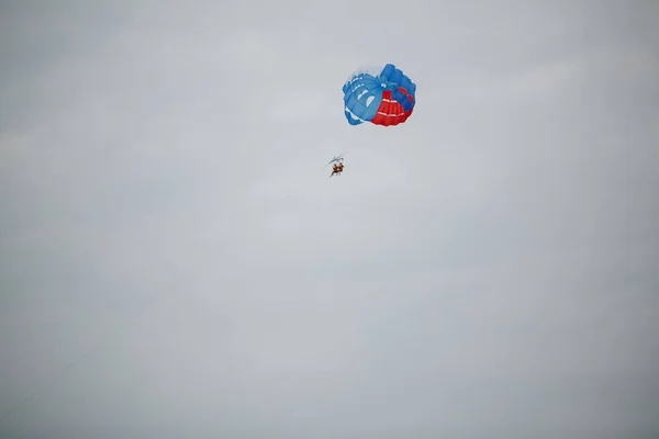 Monter sur un parachute derrière un bateau Parmi les activités populaires sur la plage. L'une des activités maritimes les plus populaires . — Photo