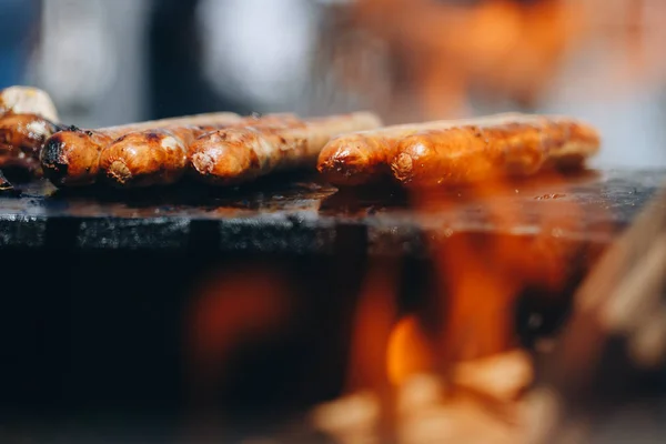 Apetyczny soczysty kurczak kiełbasy na grillu zbliżenie — Zdjęcie stockowe