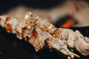 Geleneksel Rus şiş kebap şişi ve kırmızı biber eski bir tahtaya yakın plan.