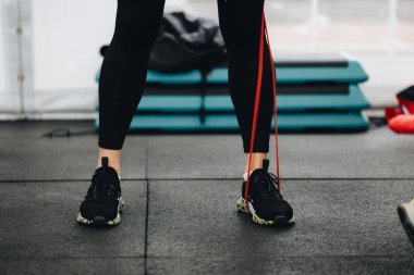 Yoga kemeri ile egzersiz. Yoga kemeri ile egzersiz sırasında kadının bacağının yakın çekim