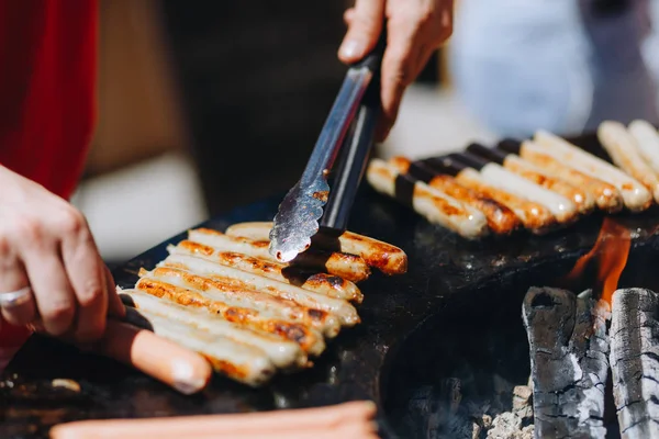 Appetizing juicy chicken sausages on the grill close-up — Stock Photo, Image