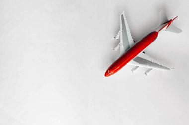 kopya alanı ile beyaz arka plan üst görünümünde kırmızı beyaz düzlem