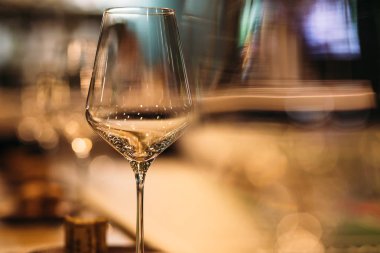 Boş şarap bardakları yakın çekim. Arka arkaya, ön plana odaklanın