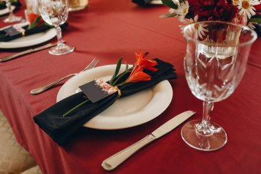 Şenlikli dekor sofra kartı boş alan yazıt. Masa ve bir yazıt için boş alan ile bir kartvizit ile masada Şenlikli dekor