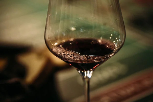 Egy pohár bor alkohol bor likőr, a szőlő ünneplése — Stock Fotó