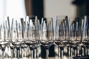 Barda tezgahta boş temiz şampanya bardakları.