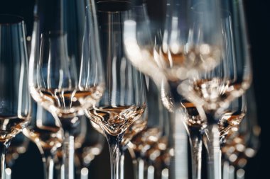 Barda tezgahta boş temiz şampanya bardakları.