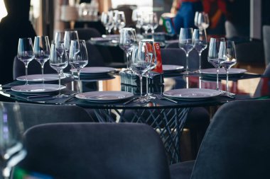 Gözlük, çiçek çatal, bıçak ile rahat iç restoranda akşam yemeği için servis