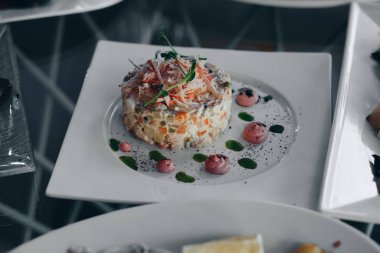 Geleneksel Rus salatası Olivier sebzeli ve etli. Tabakta salata