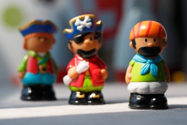 Renkli oyuncak korsanlar arka planda bulanık büyük Plenum