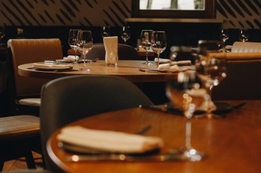 Masa örtüsü, çiçek çatalı, restoranda servis edilen ve içi rahat olan bıçak.