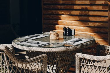 Masa örtüsü, çiçek çatalı, restoranda servis edilen ve içi rahat olan bıçak.