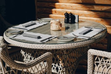 Masa örtüsü, çiçek çatalı, restoranda servis edilen ve içi rahat olan bıçak.