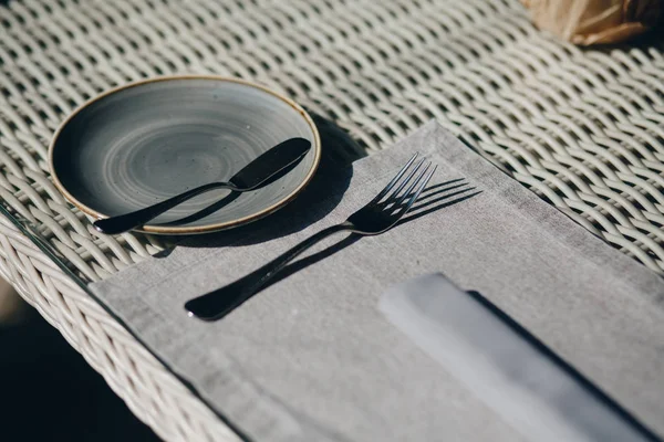 Tableware Glasses, flower fork, knife served for dinner in restaurant with cozy interior — Stock Photo, Image