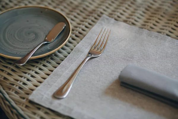 Tableware Glasses, flower fork, knife served for dinner in restaurant with cozy interior — Stock Photo, Image