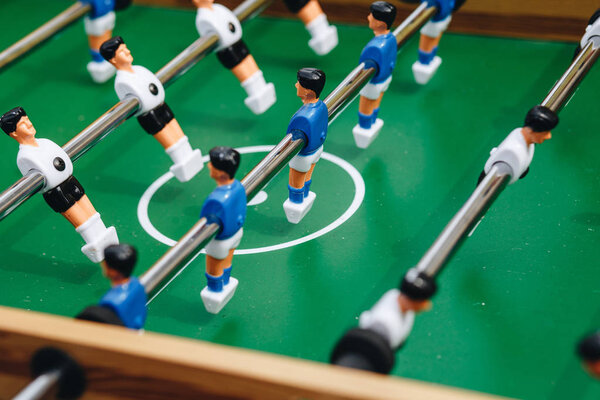 Игроки в футбол за настольным футболом
