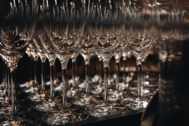 Barda tezgahta boş temiz şampanya bardakları.