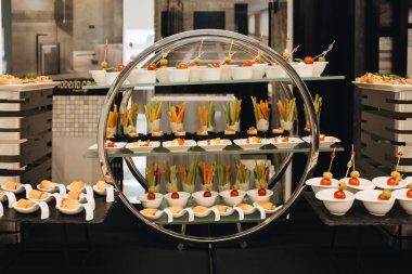 Güzel dekore edilmiş yemek masası farklı atıştırmalıklar ve sandviçli aperatifler, havyar, kurumsal noel partisinde taze meyve ya da düğün kutlaması.