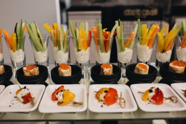 Güzel dekore edilmiş yemek masası farklı atıştırmalıklar ve sandviçli aperatifler, havyar, kurumsal noel partisinde taze meyve ya da düğün kutlaması.