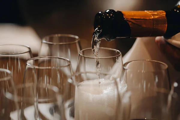 Pintar champán en copas de vino. Champagne flauta en una boda o fiesta de fin de año —  Fotos de Stock