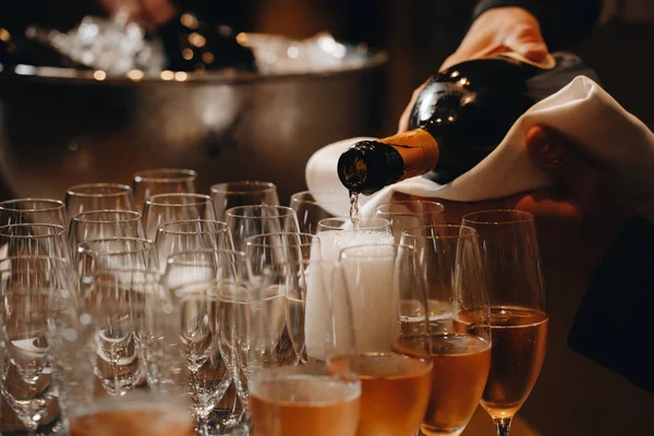Pintar champán en copas de vino. Champagne flauta en una boda o fiesta de fin de año —  Fotos de Stock