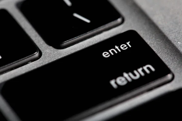 Introduzca el botón en el teclado del ordenador portátil, programas de fácil acceso, entrada de datos, tecla de retorno — Foto de Stock