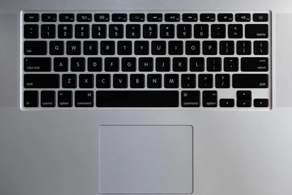 Teclado portátil plateado con botones negros vista superior de cerca — Foto de Stock