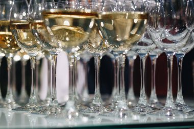 Beyaz şaraplı bardaklar. Closeup